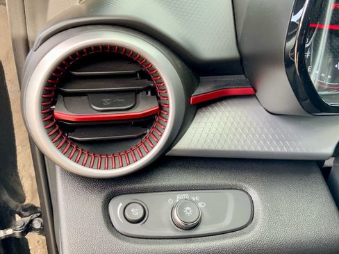 Used 2025 Chevrolet Trax RS image 38