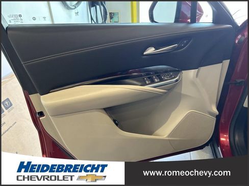 Used 2022 Cadillac XT4 Luxury w/ Cold Weather Package AWD/4WD image 10