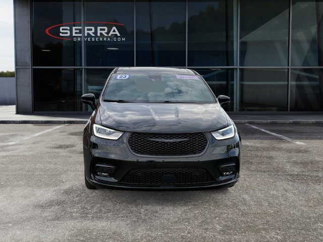 Used 2023 Chrysler Pacifica Limited w/ Uconnect Theater Family Group FWD image 3