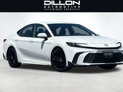 Used 2025 Toyota Camry SE FWD image 2