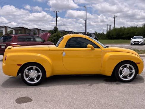 Used 2003 Chevrolet SSR w/ Preferred Equipment Group RWD image 7