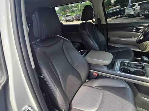 Used 2025 Kia Carnival EX FWD image 10