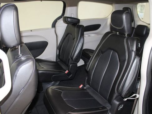 Used 2024 Chrysler Pacifica Touring-L image 18