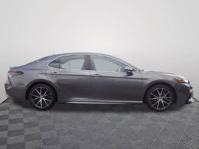 Used 2023 Toyota Camry SE w/ Cold Weather Package FWD image 4