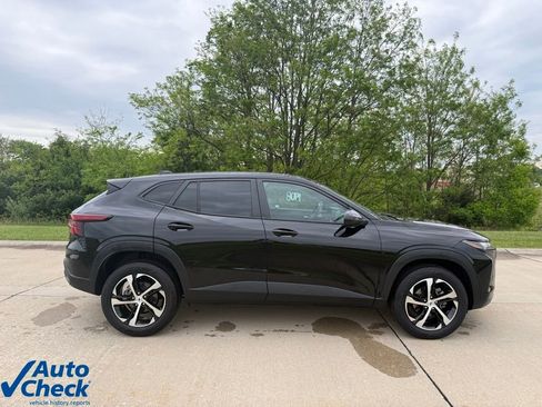 Used 2024 Chevrolet Trax RS w/ Driver Confidence Package FWD image 2