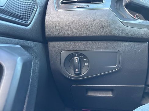 Used 2018 Volkswagen Tiguan S image 22