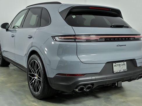 Used 2025 Porsche Cayenne AWD/4WD image 7