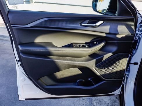 New 2025 Jeep Grand Cherokee Altitude image 21