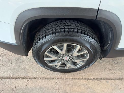 Used 2022 GMC Acadia SLE image 32