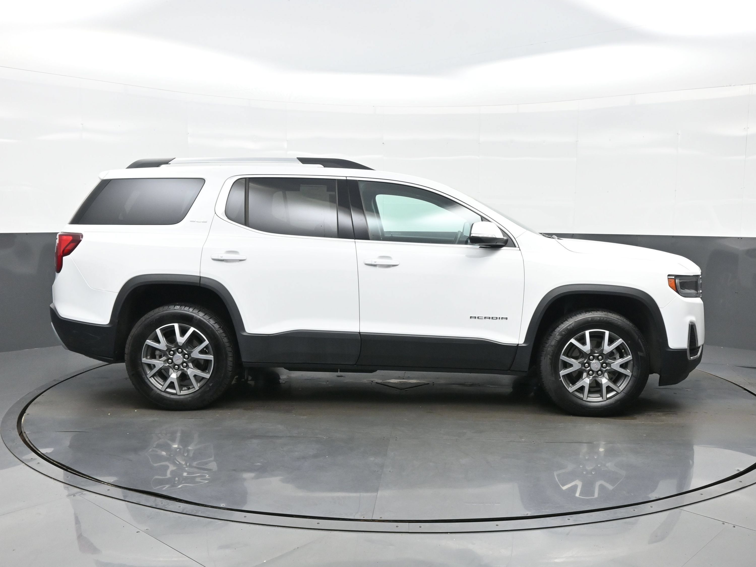 Used 2023 GMC Acadia SLE w/ Driver Convenience Package FWD image 7
