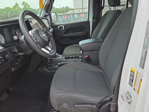 Certified 2025 Jeep Wrangler Unlimited Sahara AWD/4WD image 5