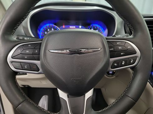 Used 2024 Chrysler Pacifica Touring-L FWD image 18