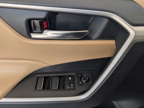 Used 2019 Toyota RAV4 XLE Premium FWD image 16