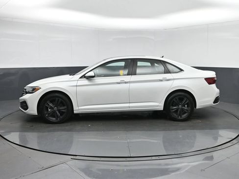 Used 2024 Volkswagen Jetta SE FWD image 4