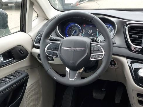 Used 2024 Chrysler Pacifica Touring-L FWD image 25