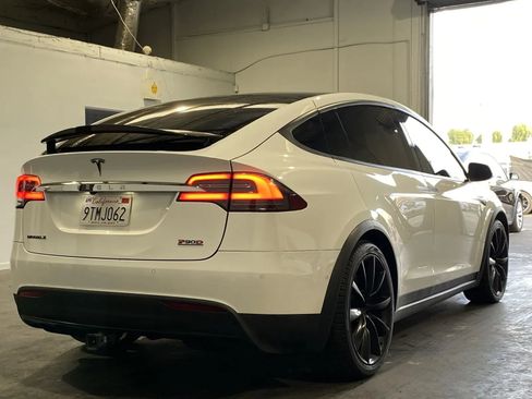 Used 2016 Tesla Model X P90D image 4