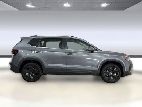 Used 2025 Volkswagen Taos SE w/ Panoramic Sunroof Package FWD image 8