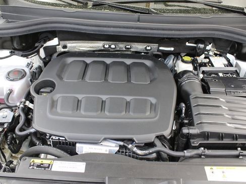 Used 2025 Volkswagen Tiguan SE image 31