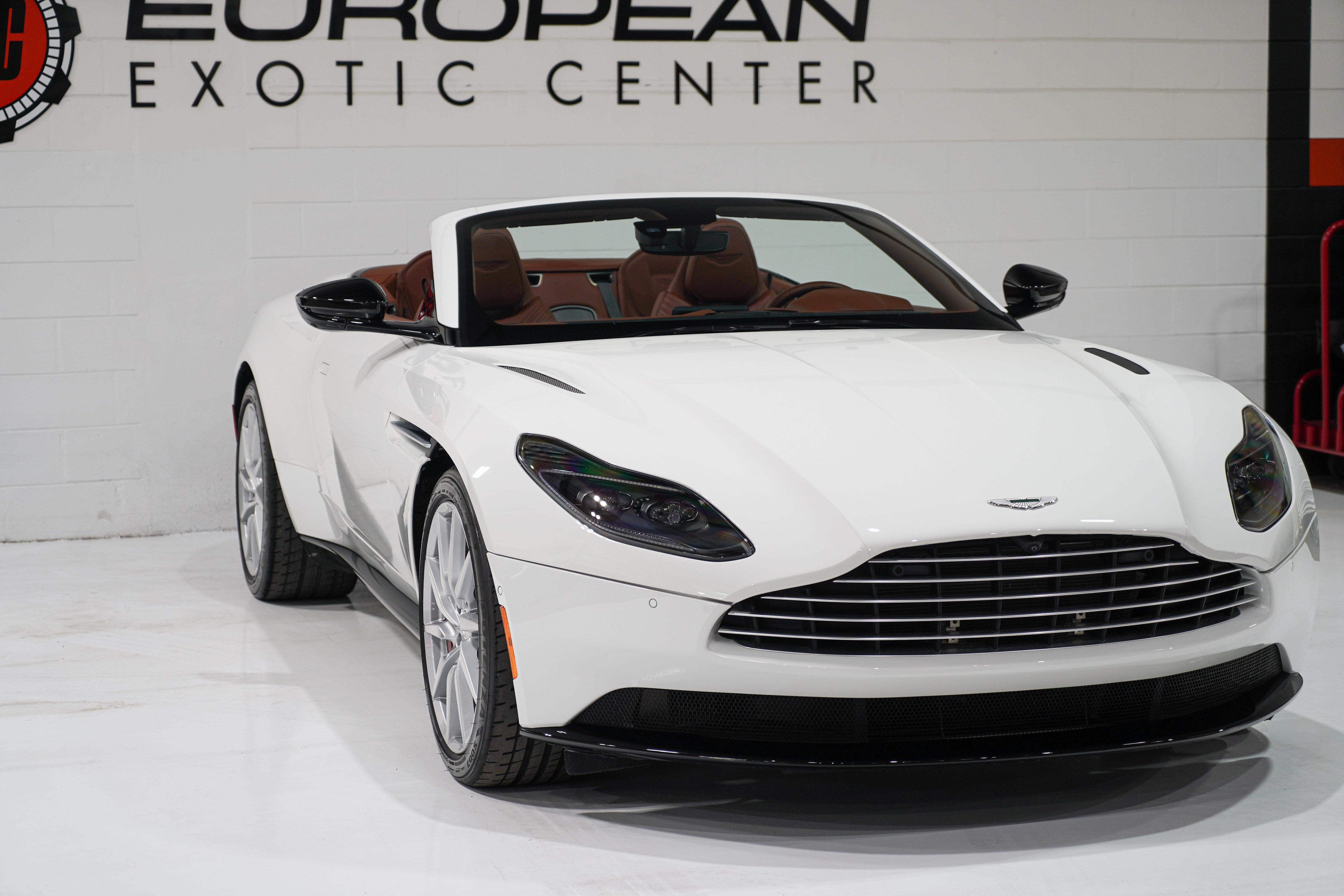 Used 2020 Aston Martin DB11 Volante RWD image 31