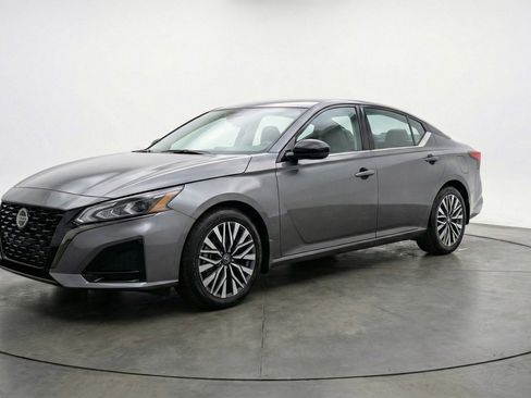 Used 2025 Nissan Altima 2.5 SV image 3