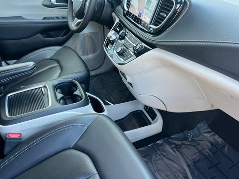 Used 2024 Chrysler Pacifica Limited FWD image 20