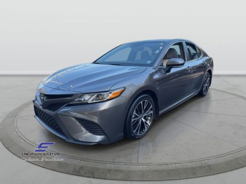 Used 2020 Toyota Camry SE image 3