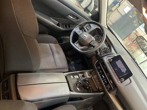 Used 2025 Nissan Rogue SV FWD image 25