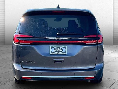 Used 2023 Chrysler Pacifica Touring-L FWD image 3