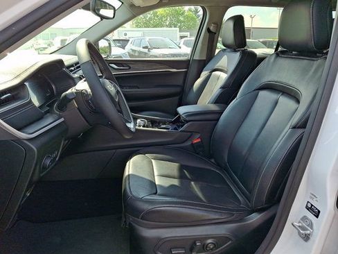 Used 2023 Jeep Grand Cherokee Limited w/ Black Appearance Package AWD/4WD image 17