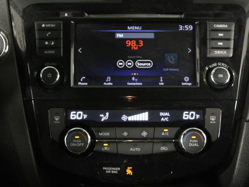 Used 2019 Nissan Rogue SV image 8