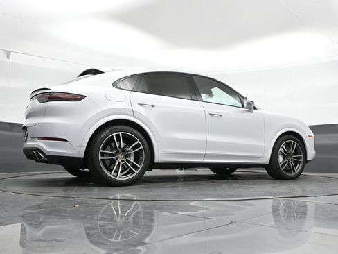 Used 2023 Porsche Cayenne Turbo AWD/4WD image 40