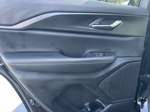 Used 2023 Jeep Grand Cherokee Altitude RWD image 12