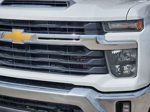 Used 2024 Chevrolet Silverado 2500 LT AWD/4WD image 8