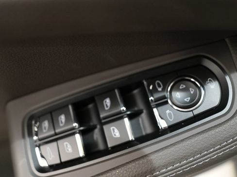 Used 2023 Porsche Macan AWD/4WD image 24