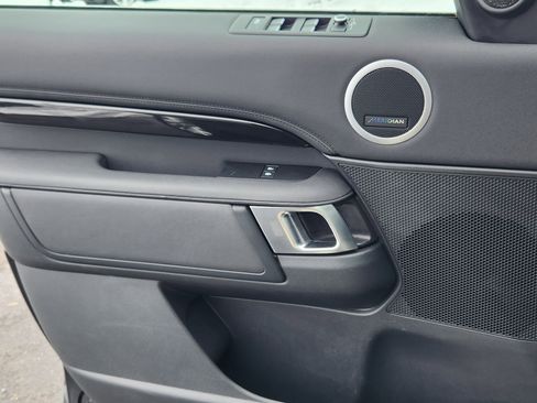 Used 2021 Land Rover Discovery S image 12