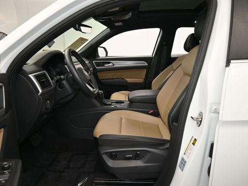 Used 2021 Volkswagen Atlas Cross Sport SE w/ Panoramic Sunroof Package image 12