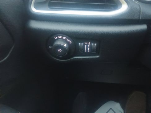 Used 2025 Chrysler Pacifica Select image 22