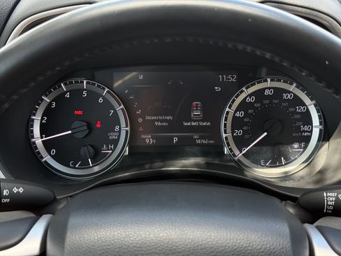 Used 2023 Toyota Highlander XLE FWD image 14