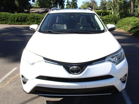 Used 2018 Toyota RAV4 XLE AWD/4WD image 12
