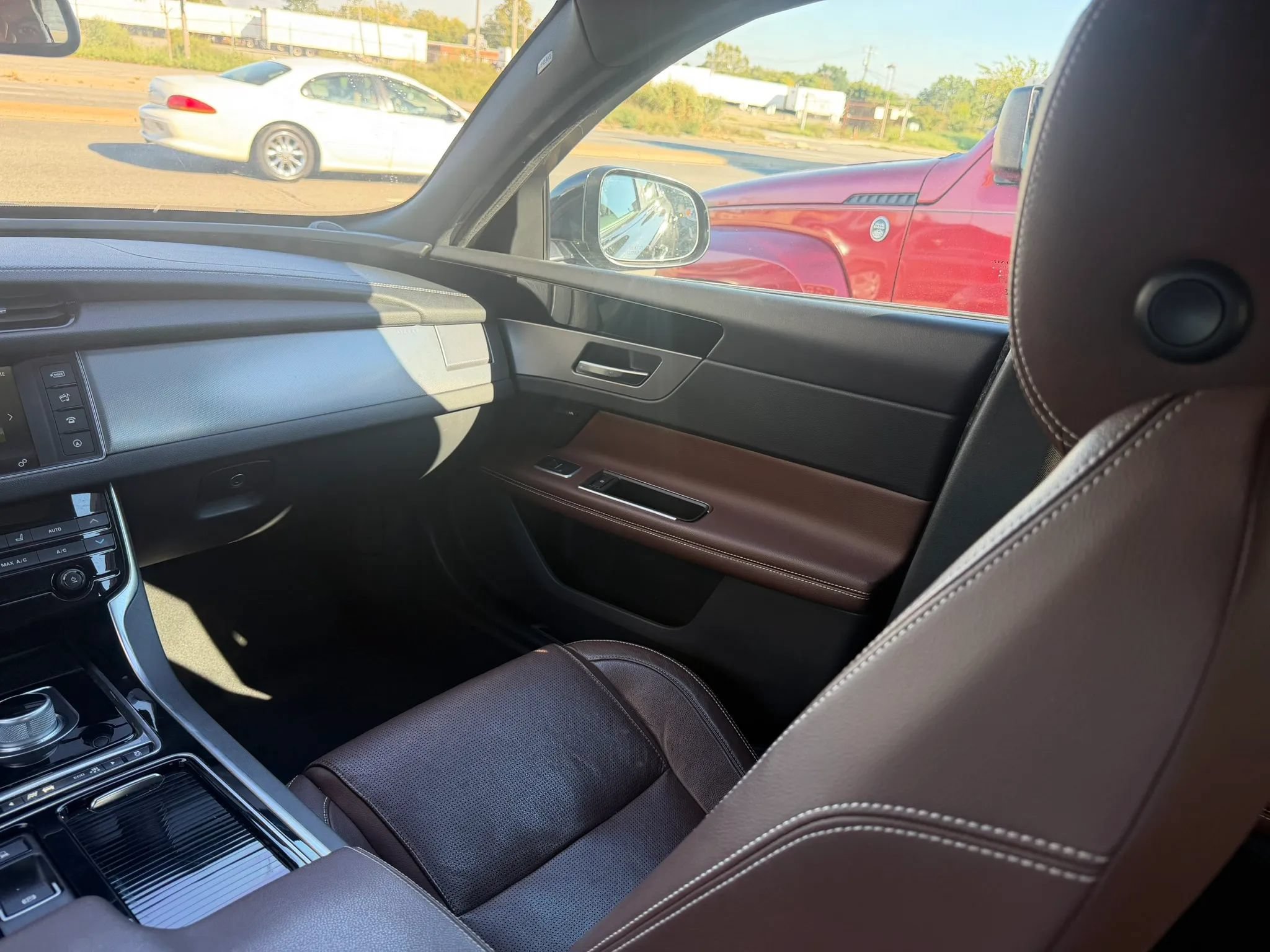 Used 2016 Jaguar XF R-Sport RWD image 15
