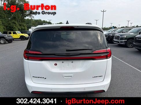 Used 2025 Chrysler Pacifica Limited FWD image 4