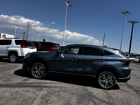 Used 2021 Toyota Venza LE w/ Carpet Mat Package (TMS) AWD/4WD image 2