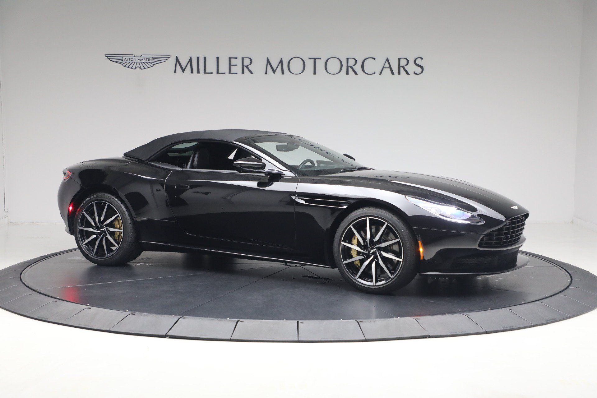 Used 2020 Aston Martin DB11 Volante RWD image 12