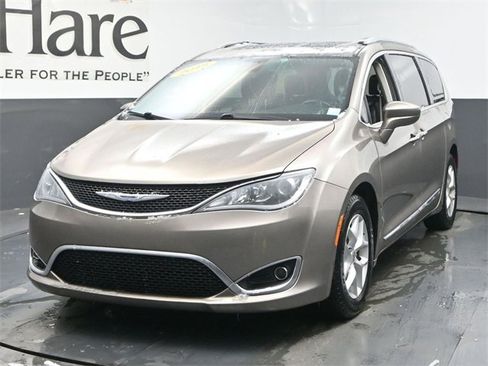 Used 2018 Chrysler Pacifica Touring-L Plus w/ Tire & Wheel Group image 7