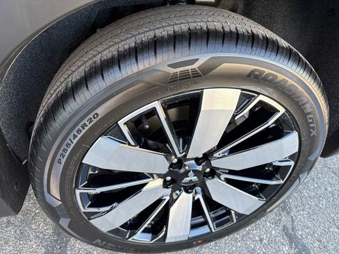 New 2025 Mitsubishi Outlander SE image 12