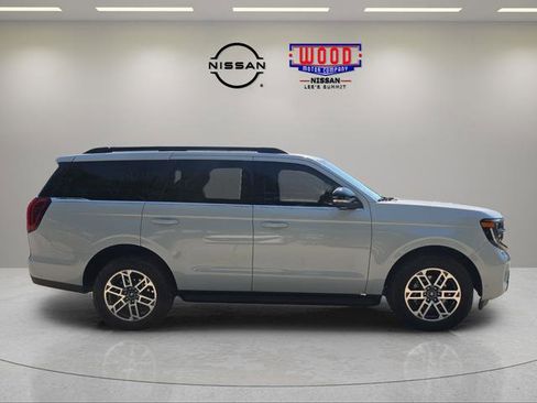 Used 2025 Ford Expedition Active AWD/4WD image 2