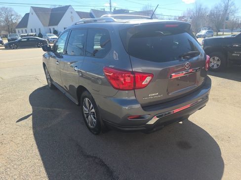 Used 2018 Nissan Pathfinder S image 4