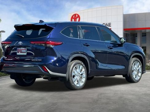 Used 2022 Toyota Highlander Limited AWD/4WD image 4