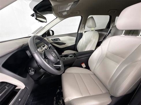 Used 2024 Nissan Rogue SL AWD/4WD image 3