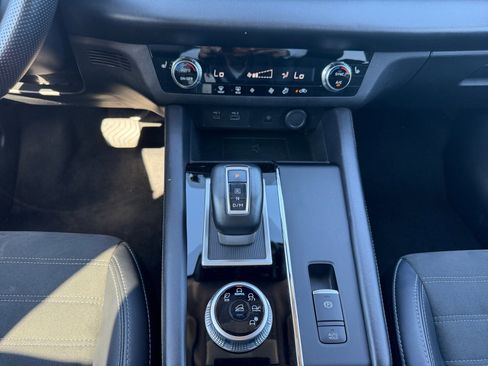 Used 2024 Mitsubishi Outlander SE image 22